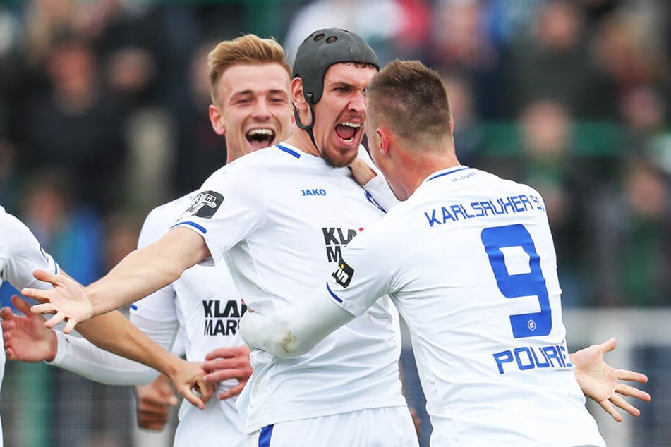 Grenzenloser Jubel beim Karlsruher SC: Damian Roßbach (M.) und Marvin Pourie feiern den Aufstieg in die 2. Bundesliga.
