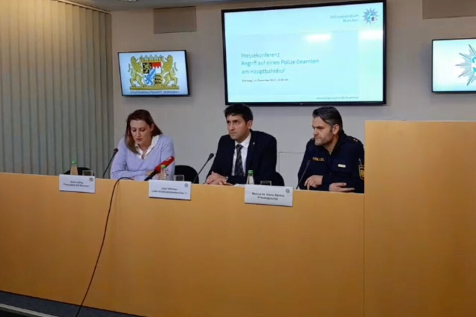 Staatsanwältin Anne Leiding, Kriminaloberrat Josef Wimmer und Polizei-Pressesprecher Marcus da Gloria Martins in der Pressekonferenz.