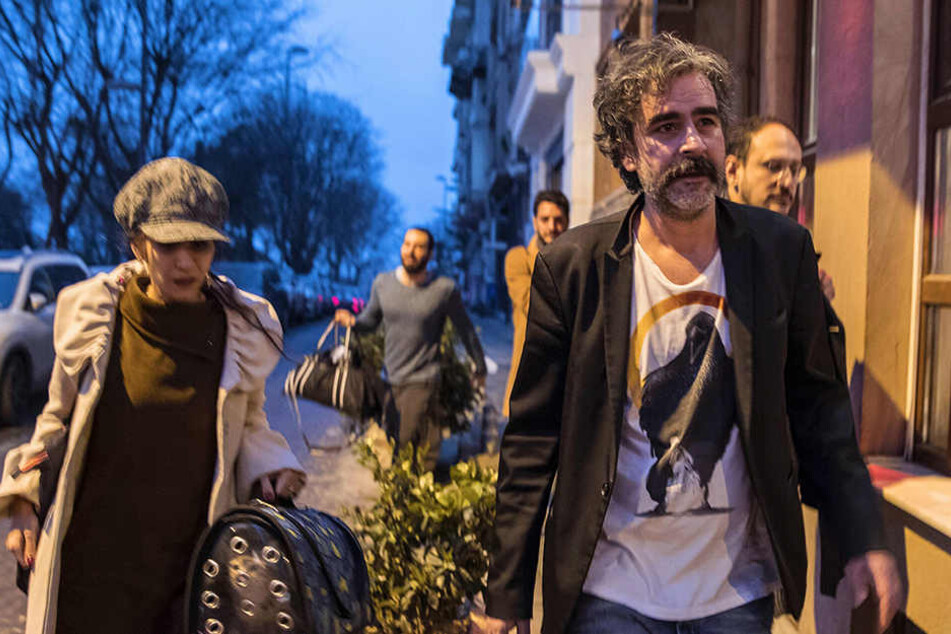 Deniz Yücel hat nach seiner Freilassung sein erstes Inteview gegeben und dabei die Bundesregierung wegen ihrer Türkei-Politik kritisiert.