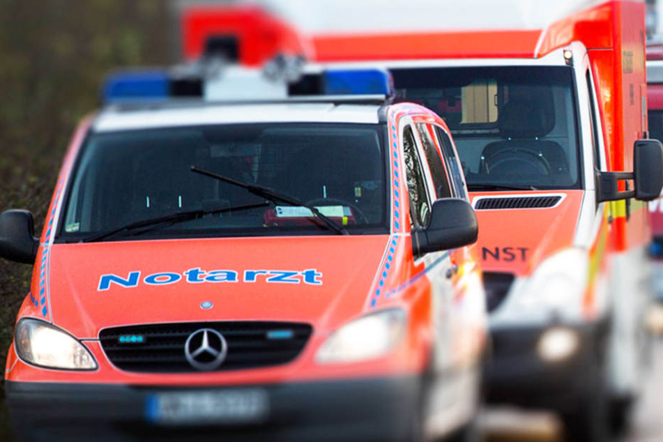 Rettungskräfte brachten die schwer verletzte Beifahrerin in ein Krankenhaus. (Symbolbild)