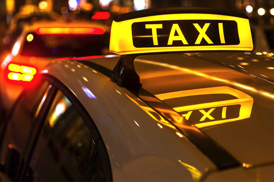 Als ein Taxifahrgast das Auto verließ, kam er ums Leben. (Symbolbild).