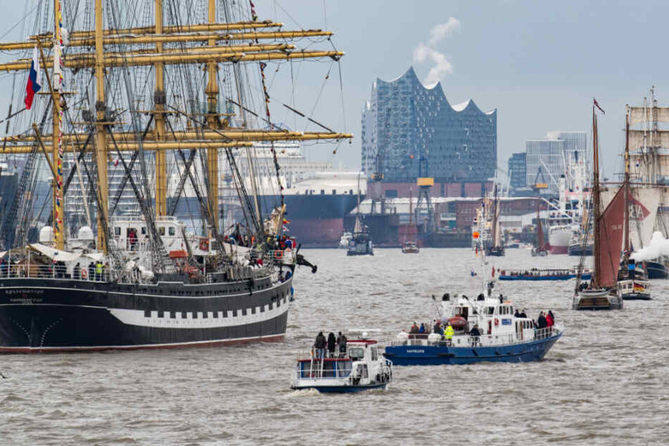 Segelschiffe und Boote nehmen an der Einlaufparade zum 830. Hamburger Hafengeburtstag teil.
