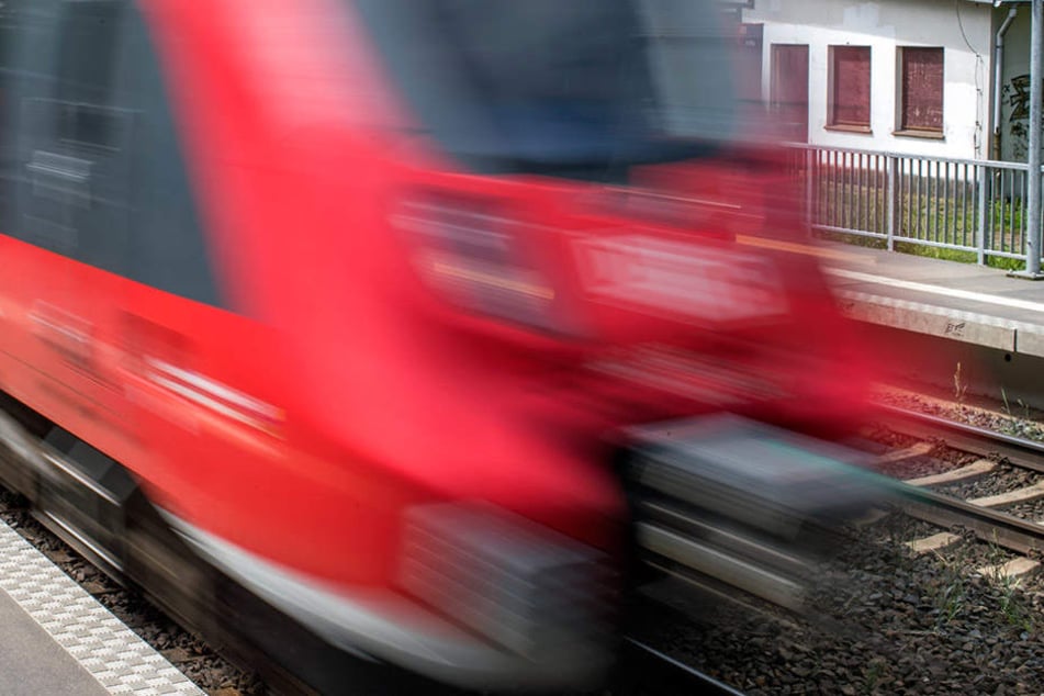 In Pulsnitz wurde ein 20-Jähriger vom Zug überfahren.