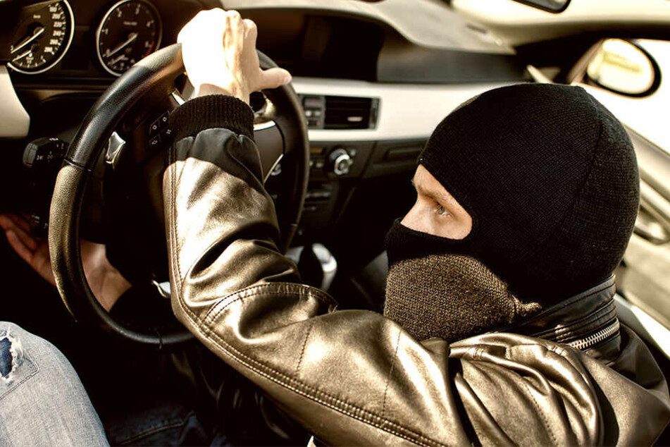 Der 31-Jährige schnappte sich den Autoschlüssel und raste mit dem geraubten VW Golf in Richtung Lausen davon. (Symbolbild)