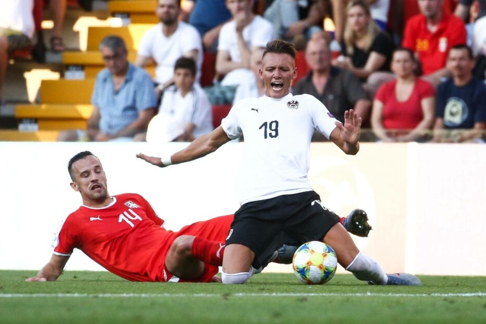 Mit schmerzverzerrtem Gesicht geht Hannes Wolf (r.) nach dem Zweikampf mit Serbiens Vukasin Jovanovic bei der U21-EM zu Boden. Mit gebrochenem Knöchel blieb er danach auf dem Feld liegen.