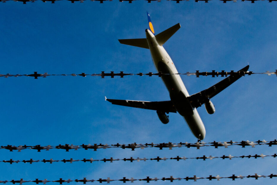 Der Flieger hob mit 18 Tunesiern vom Flughafen Halle/Leipzig ab. (Symbolbild)