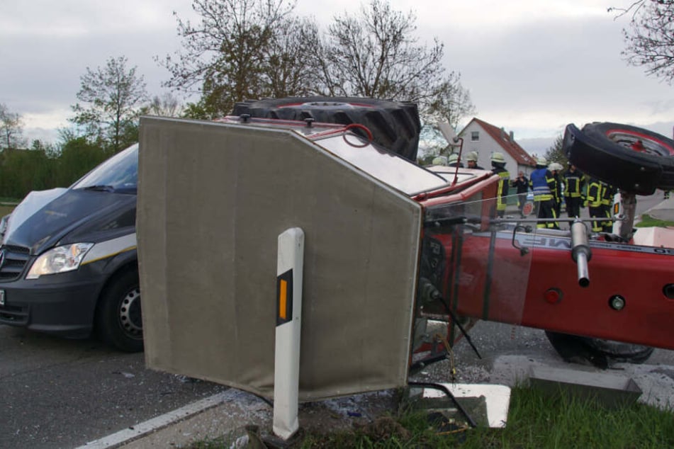 Der 70-jährige Traktorfahrer wurde bei dem Unfall schwer verletzt und musste in ein umliegendes Krankenhaus gebracht werden.