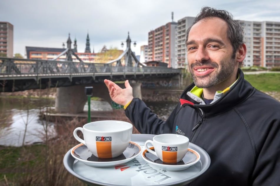 Alles ist bereit für das Café an der Paradiesbrücke: Wenn das Wetter
mitspielt, empfängt Mario Schultes (34) ab Ostern seine Gäste.