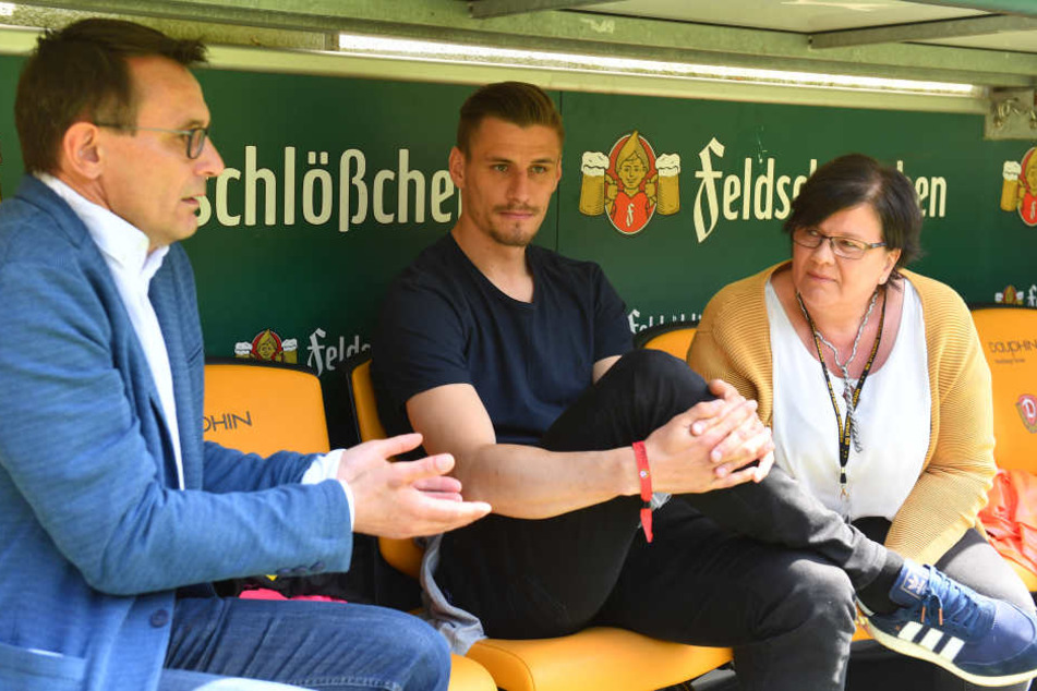 Kutschke (Mitte) am Sonntag auf der Bank im Gespräch mit Geschäftsführer Michael Born und Vize-Präsidentin Diana Schantin.