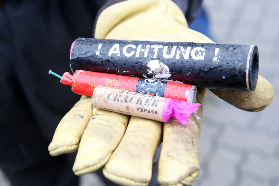 Ein selbstgebauter Böller hat einen 18-Jährigen schwer verletzt.