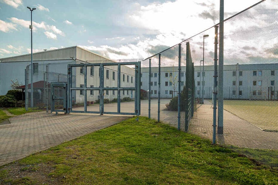 Hinter den Gittern der JVA Zeithain geschah ein Selbstmord. Die Gefangenen verlangen Aufklärung von der Anstaltsleitung.