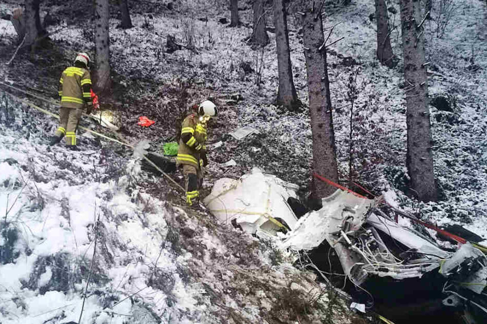 Bei dem Unfall stürzte die Maschine in einen Wald.