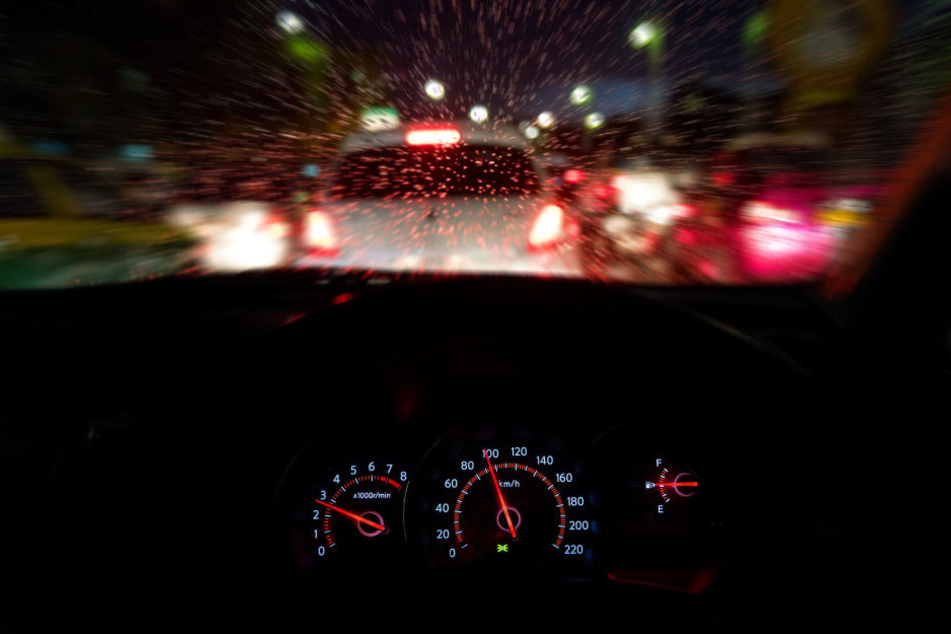 Die Polizei ist nun auf der Suche nach dem Unfallverursacher, der das hinter ihm fahrende Auto ausbremste (Symbolbild).