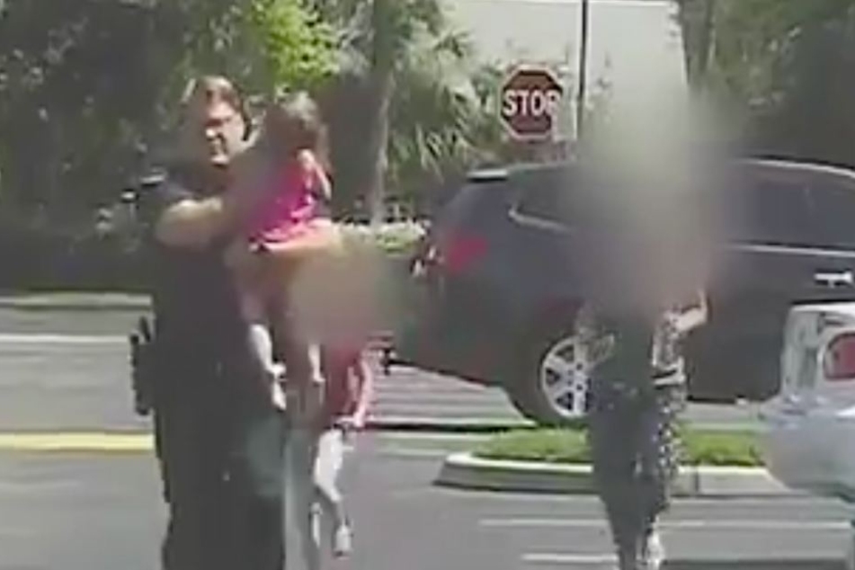 Polizist Bill Dunn rettete das kleine Mädchen aus dem Auto.