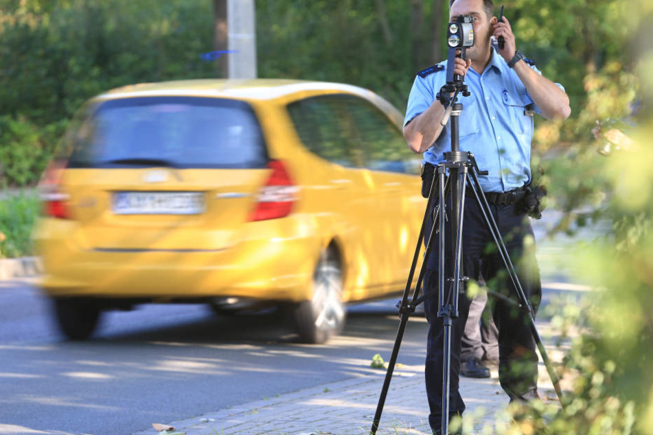 Flächendeckende Geschwindigkeitskontrollen sollen Autofahrer für das Raser-Problem sensibilisieren.