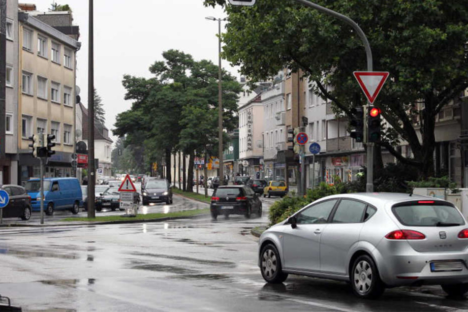 Ab Ende August wird die Straßendecke auf der Elverdisser Straße erneuert.