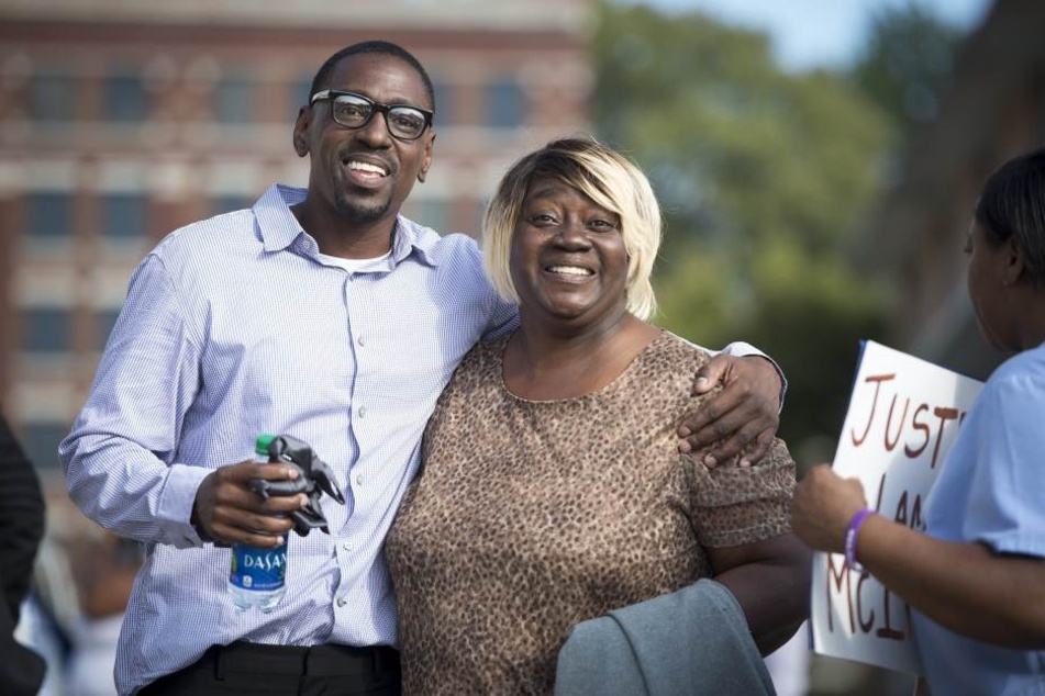Nach 23 Jahren Gefängnis verlässt Lamonte McIntyre mit seiner Mutter Rosie McIntyre das Gerichtsgebäude in Kansas City.
