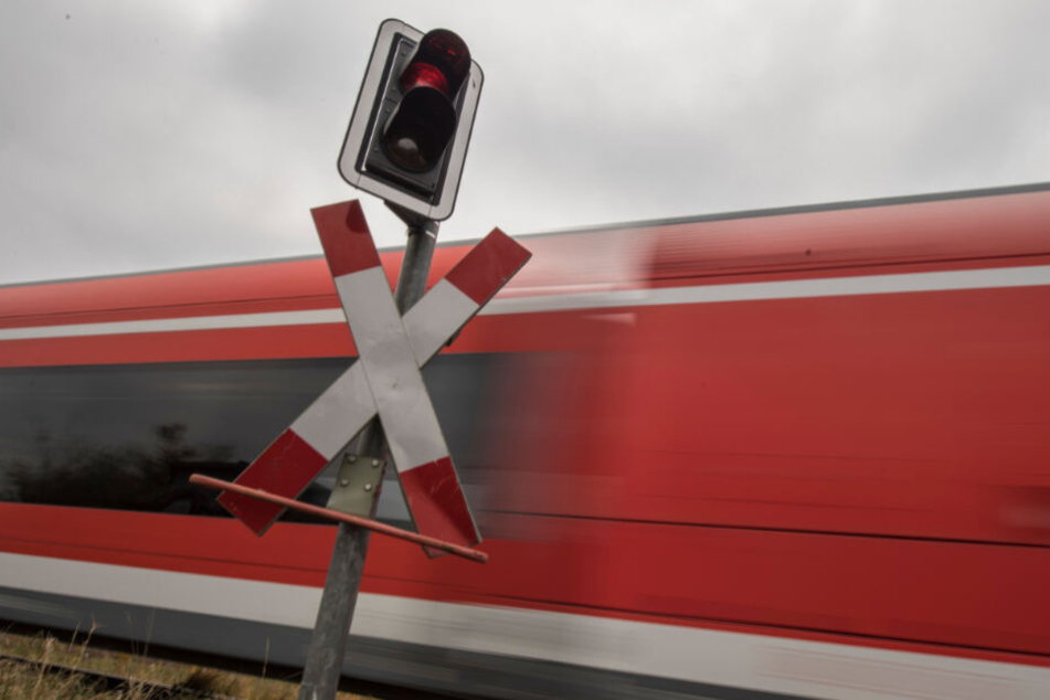 Zug stößt auf unbeschranktem Bahnübergang mit Auto zusammen: Ein Toter