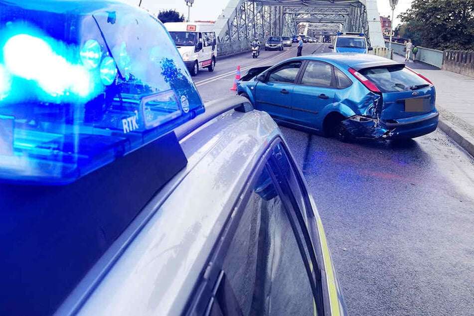 Auf dem Blauen Wunder baute der Fahrer mit seinem Auto mit ausländischem Kennzeichen einen Crash und flüchtete zu Fuß.