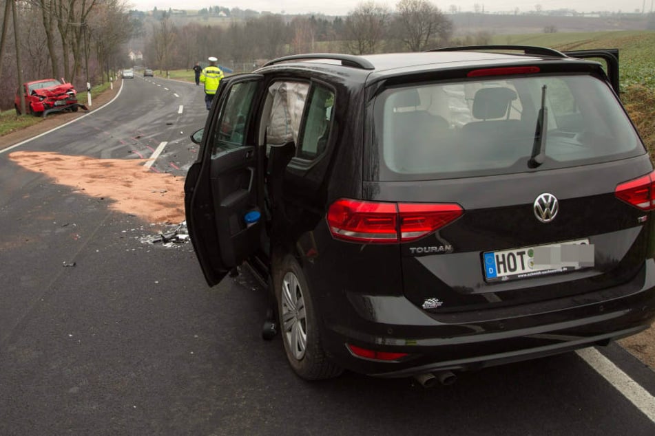 Ein VW-Fahrer kam auf der B173 von der Fahrbahn ab und krachte in den entgegenkommenden VW Touran.
