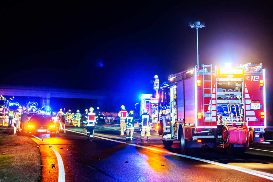 Die Autobahn musste für die Ermittlungen und Bergung vollgesperrt werden.