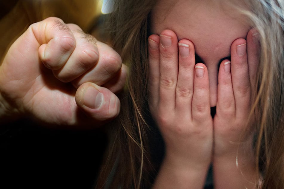 Verletzt wurde das Mädchen bei den Überfällen nicht. (Bildmontage)