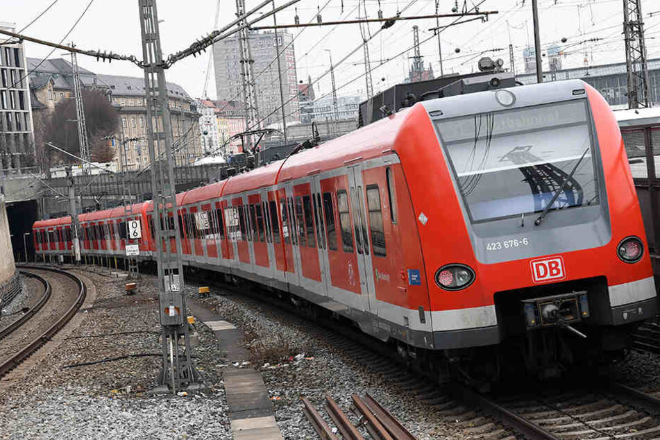 Zwei Männer wurden vom Luftsog eines vorbeifahrenden Regionalzugs erfasst. (Symbolbild)