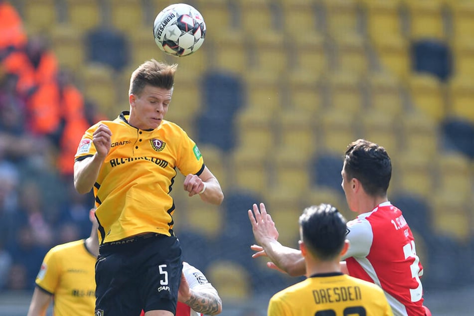 Dynamos Dzenis Burnic (l.) im Spiel gegen den 1. FC Union Berlin beim Kopfball.