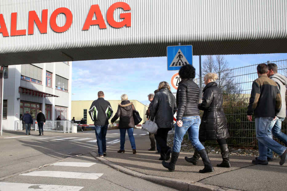 Mitarbeiter des insolventen Küchenhersteller Alno sind auf dem Weg zu einer Betriebsversammlung.