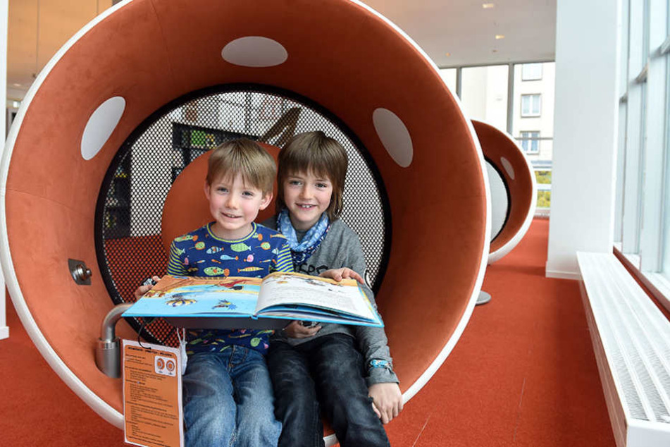 Leo (6) und Toni (9) finden die bequemen Audio-Sessel in der Kinderabteilung
der Bibliothek klasse.