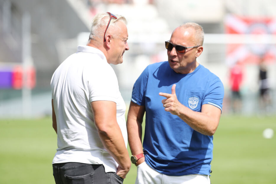 Die Aue-Bosse Michael Voigt (l.) und Helge Leonhardt würden die Kasse ihres Vereins gerne über den Pokal füllen.