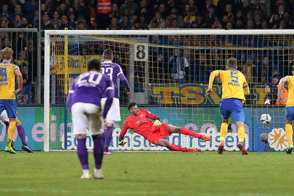 Dimitrij Nazarov trifft per Foulelfmeter zum 1:1.