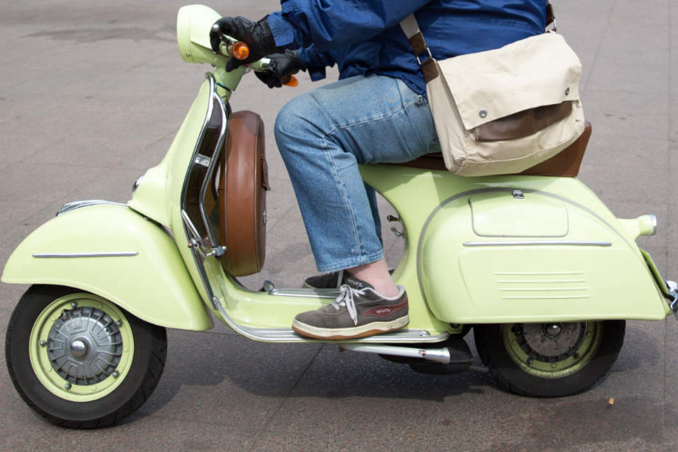 Eine junge Rollerfahrerin wurde am Samstagabend nahe Blaubeuren von einem Auto erfasst und mitgeschleift. Die Insassen ließen die Verletzte liegen. (Symbolbild)
