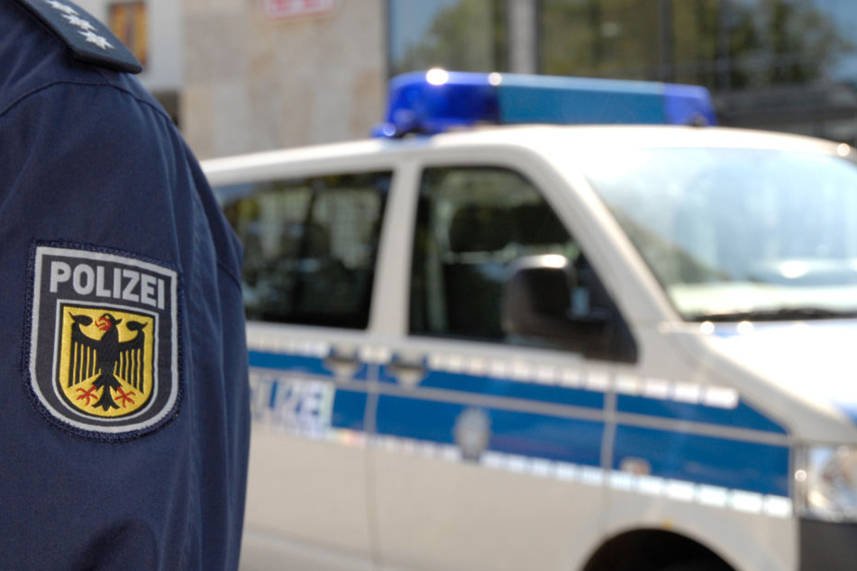 Die Bundespolizisten hatten alle Hände voll zu tun, um den Nigerianer aus dem Zug zu entfernen.