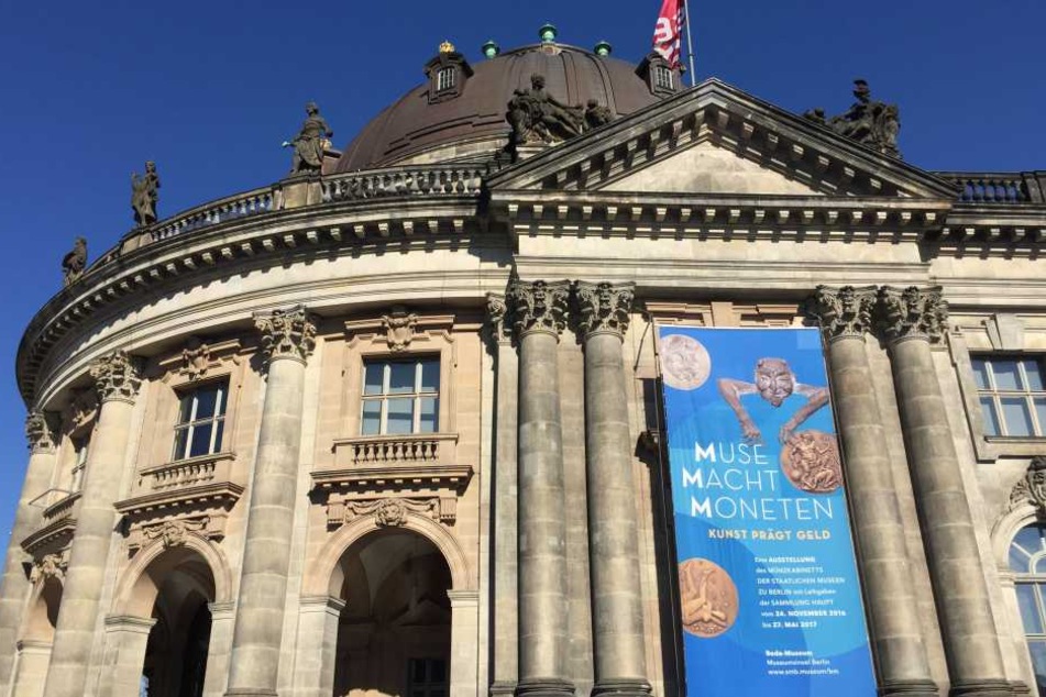 Im Berliner Bodemuseum waren bislang unbekannte Täter eingestiegen und raubten eine 100-Kilo schwere Goldmünze im Nennwert von eine Million kanadische Dollar.