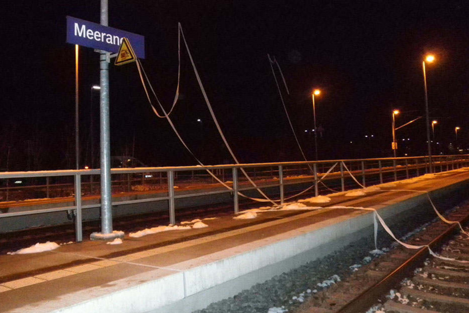 Am Bahnhof Meerane hingen mehrere Rollen Klopapier über der Leitung.