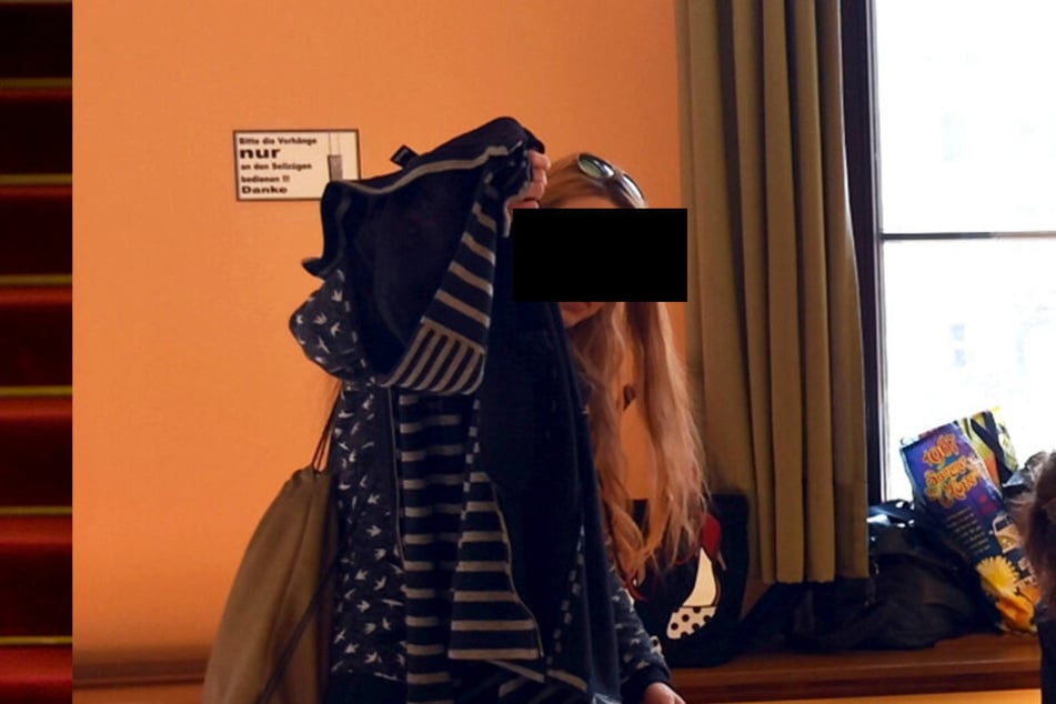 Jenny T. (35) ließ die Tochter allein mit "Elvis", nun muss sie ein halbes Jahr ins Gefängnis.