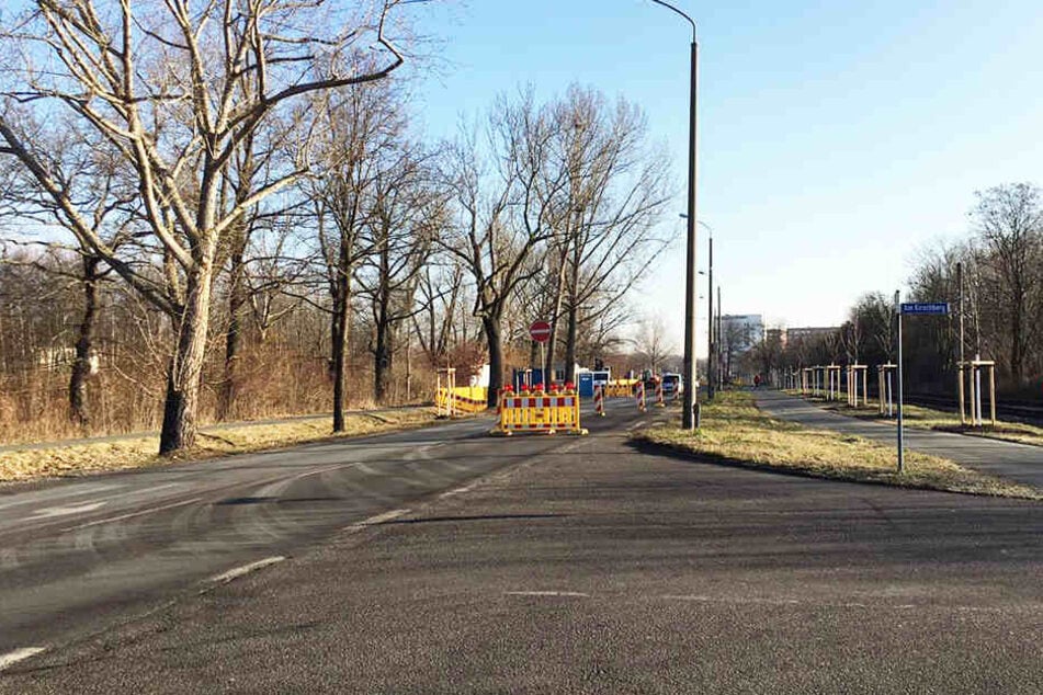 Stadteinwärts ist die Lützner Straße gesperrt. Autofahrer, die vor der Baustelle stehen, können nur nach rechts in die Straße "Am Kirschberg" abbiegen.