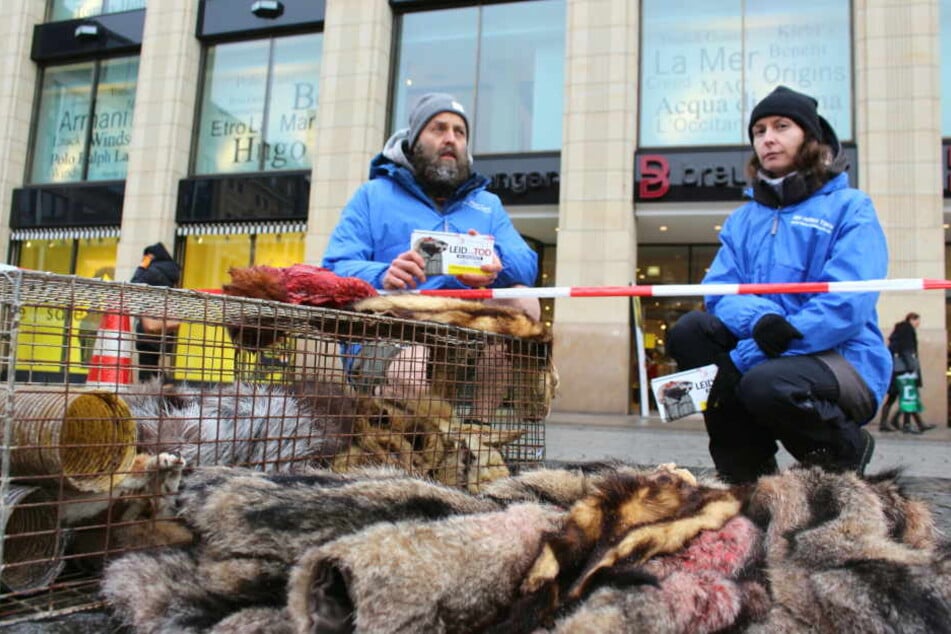 Die Tierschützer Michael Seitz (40) und Karolina Juchnik (36) haben vor dem Leipziger Modekaufhaus Breuninger blutige Tierfelle ausgebreitet, um damit gegen die Verwendung von Echtpelzen zu demonstieren.