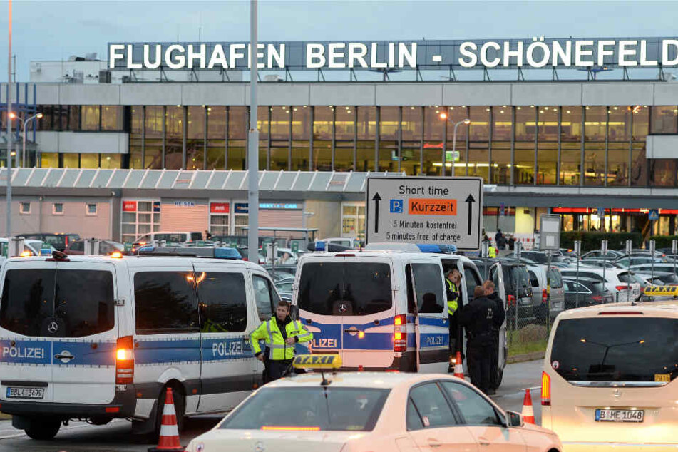 Polizeibeamte sichern das Gebiet rund um das Terminal. (Symbolbild)