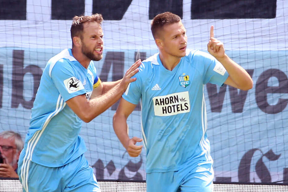 Marc Endres bejubelt mit Daniel Frahn das 1:0 in der siebten Minute.