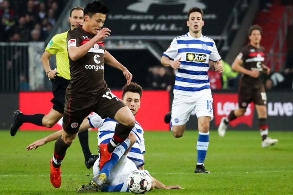 St. Paulis Ryo Miyaichi (links) wird vom Duisburger Spieler Lukas Fröde gefoult.