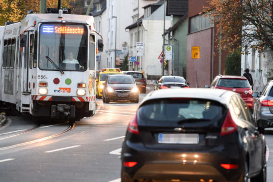 Das OLG Hamm hat ein Urteil aus Bielefeld bestätigt: Die Straßenbahn hat auch bei Grün Vorfahrt. (Symbolbild)