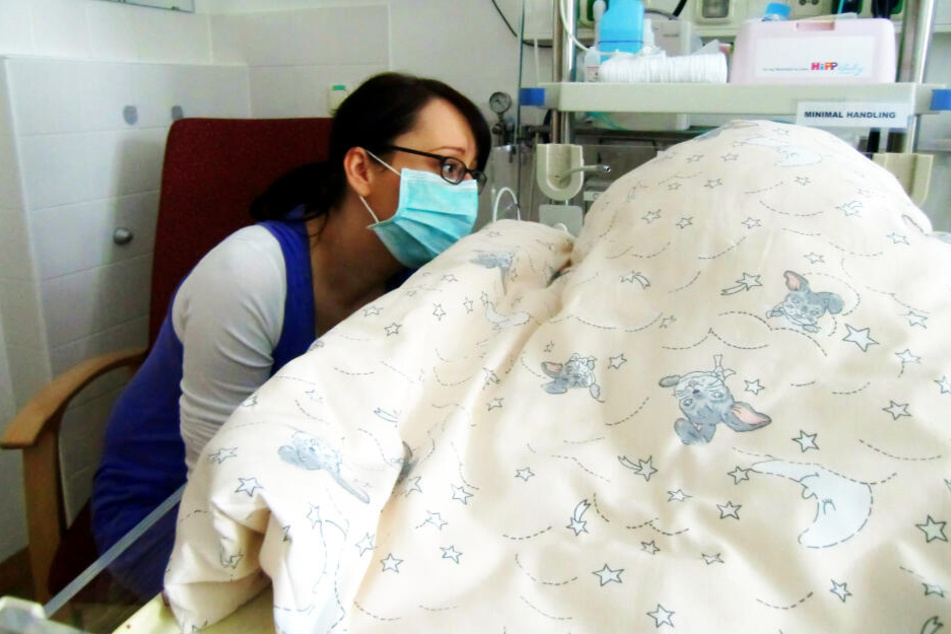 Viele bange Stunden musste Kathleen schon am Krankenbett ihrer Tochter verbringen. Das Schlimmste dürfte überstanden sein.