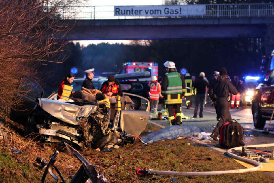 Wieso der Wagen einer Familie auf die Gegenfahrbahn kam, ist noch nicht geklärt.