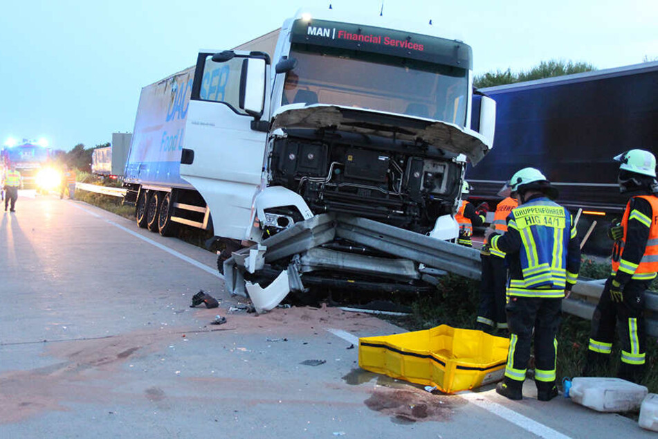 Der Lkw hängt in der Leitplanke.