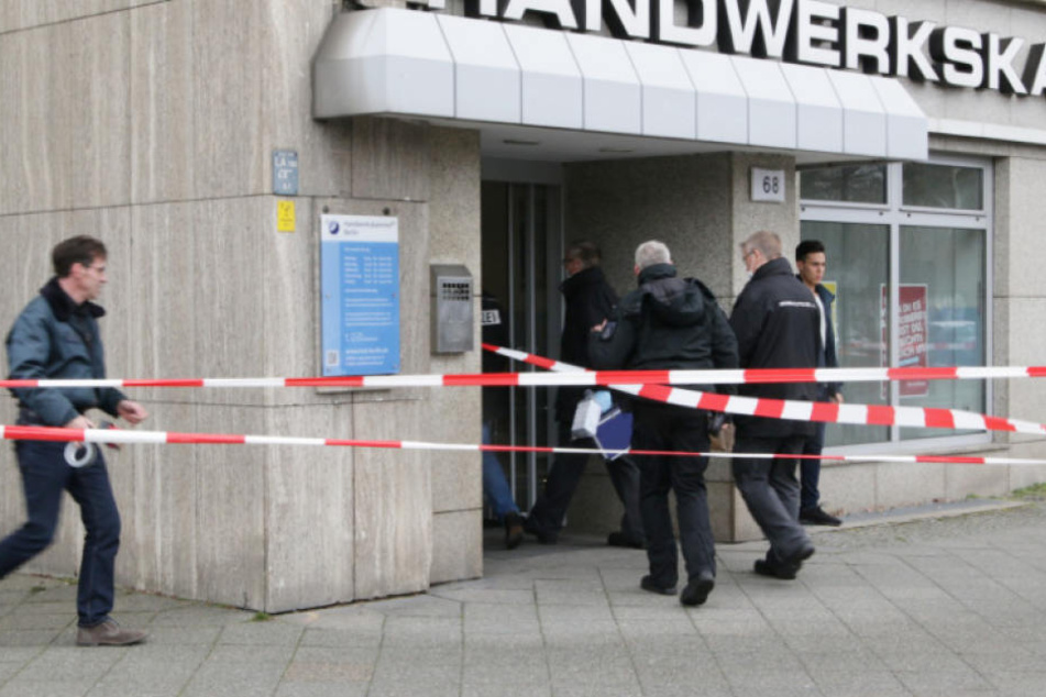 Polizisten und Sprengstoffexperten kümmerten sich um das verdächtige Päckchen.