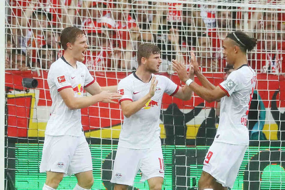 Sorgte mit seinem satten 3:0 wieder für positive Schlagzeilen und lenkte zumindest kurzzeitig von seiner Vertragssituation ab: Timo Werner (M.), der sein Tor hier mit Marcel Halstenberg (l.) und Yussuf Poulsen feiert.