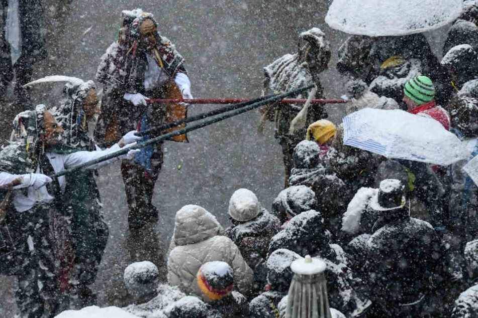 Schnee und Kälte waren den Narren am Montag egal.