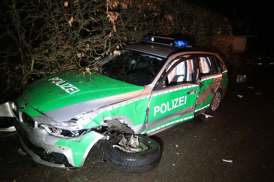 Zwei Streifenwagen wurden bei der Verfolgungsjagd schwer in Mitleidenschaft gezogen.